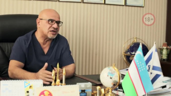 Er xotinining uy qurgan suratlarini yalaydi